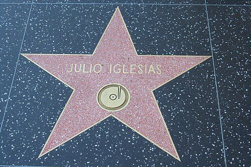 Julio Iglesias rinde homenaje a Dolly Parton y rememora su histórica colaboración musical