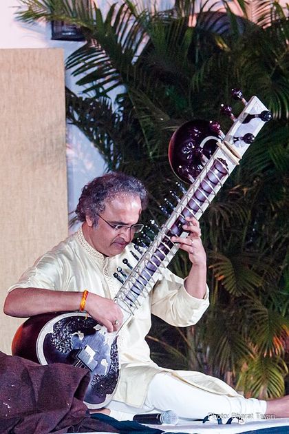 El maestro Shubhendra Rao lleva su música india a Guayaquil por primera vez