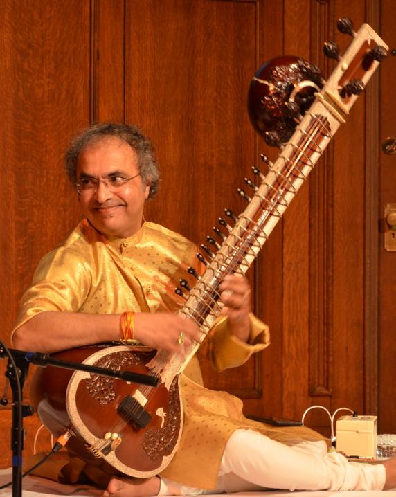El maestro Shubhendra Rao lleva su música india a Guayaquil por primera vez