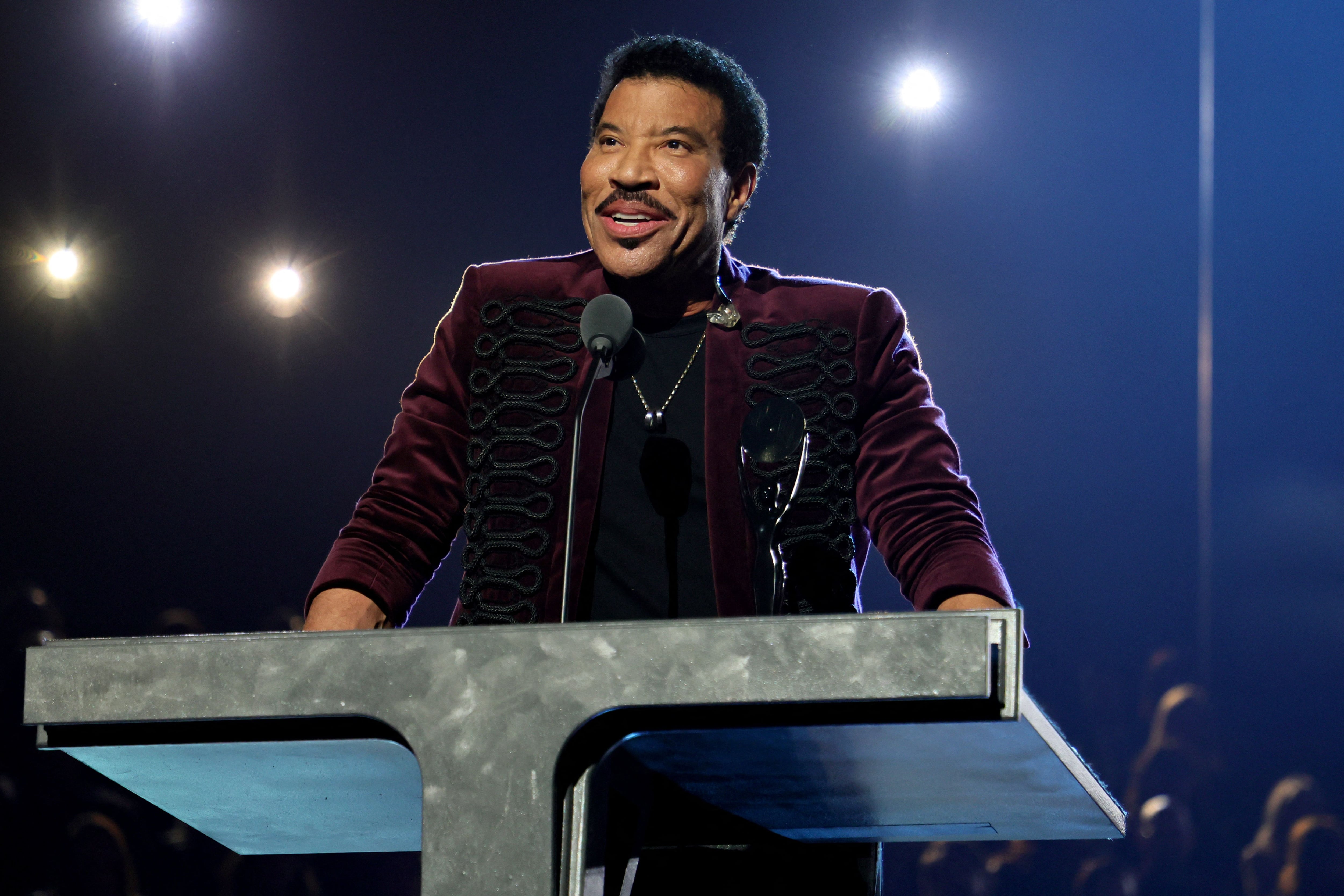 Lionel Richie está estable tras ingreso a UCI y se espera su alta hoy
