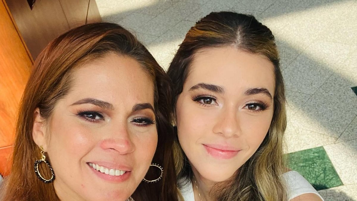 Rocío Serrano festeja doble alegría: sus 47 años y el título de médica de su hija