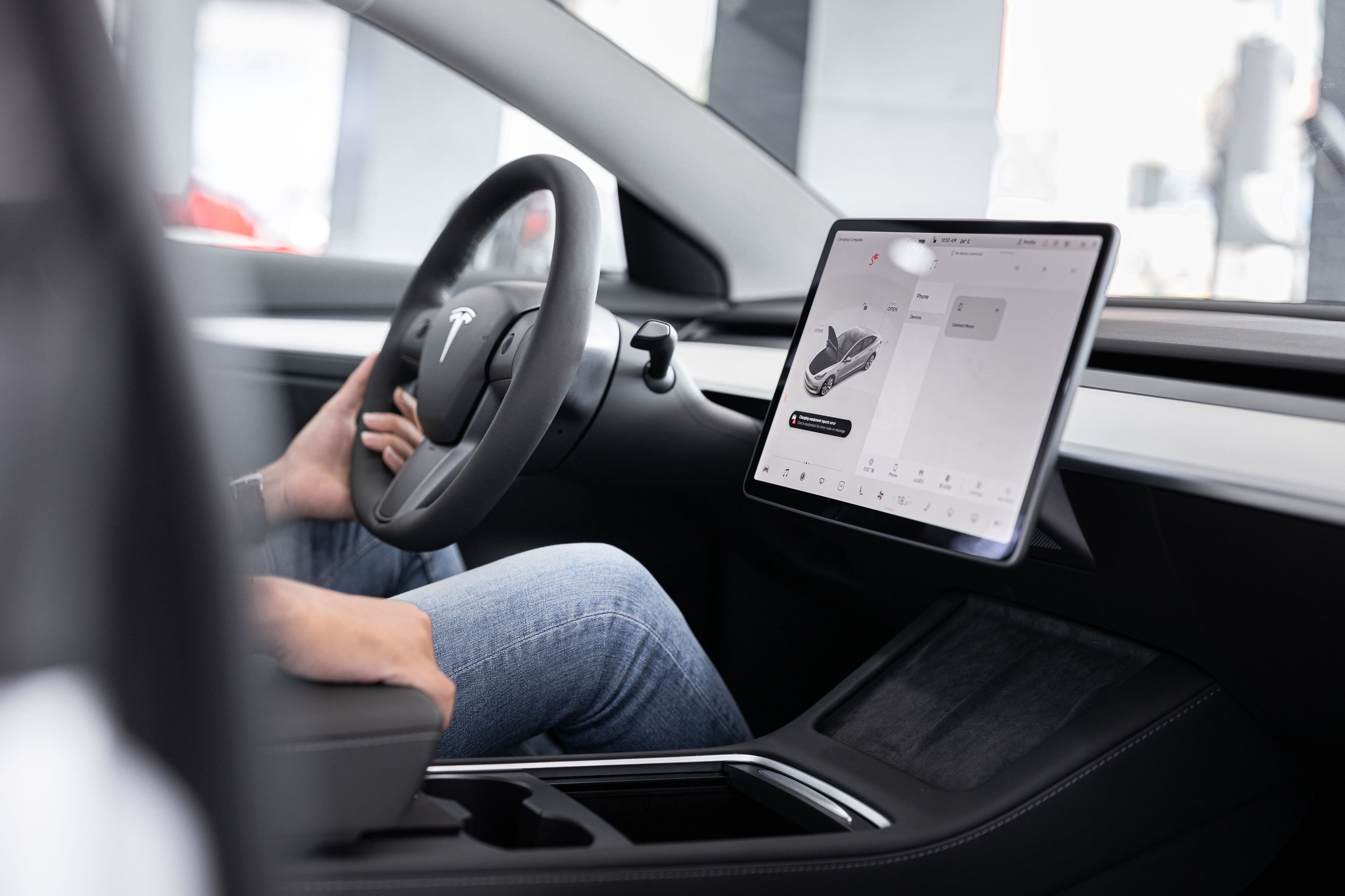 Pantallas táctiles en autos: estudio alerta sobre distracción al volante