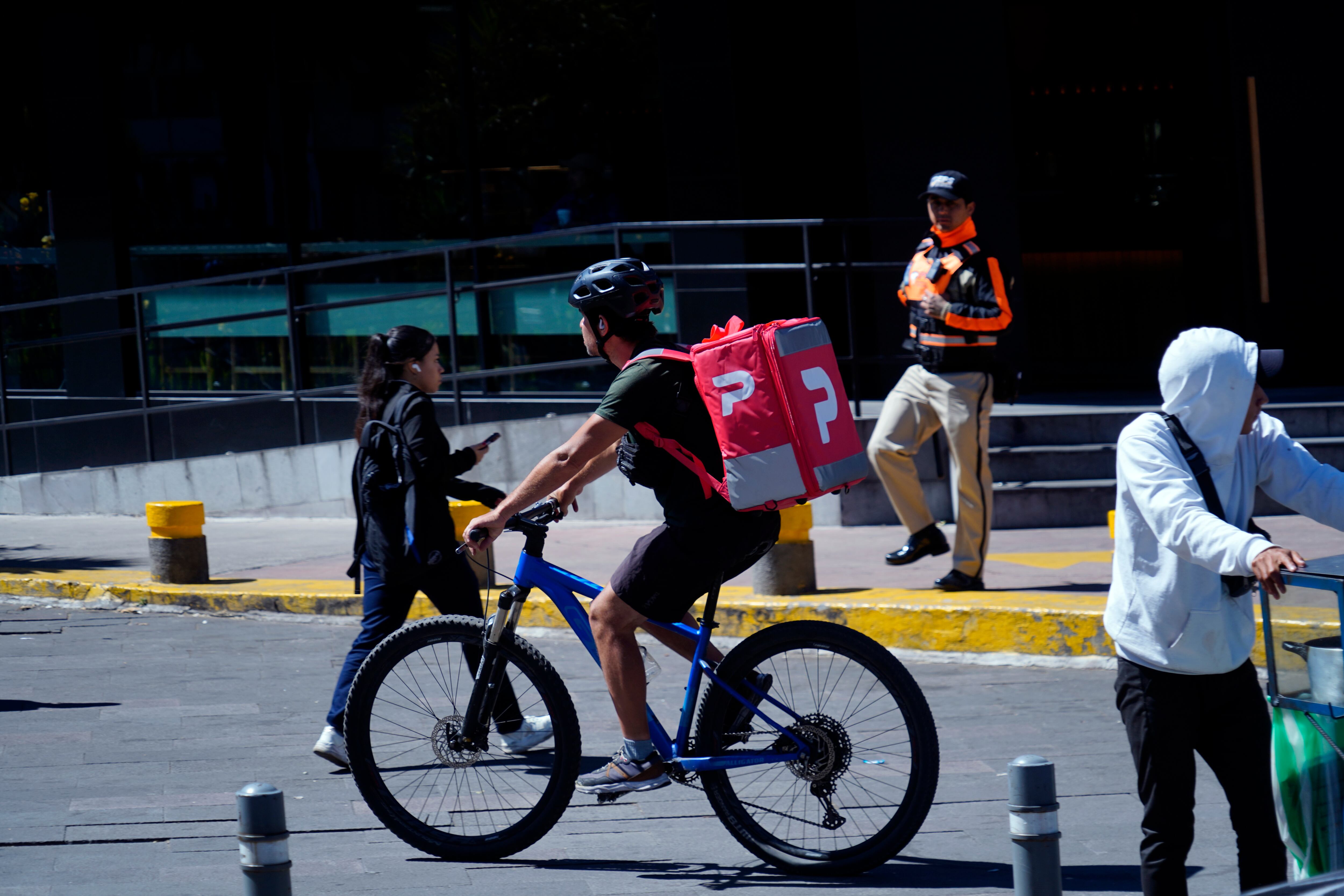 La RAE y la ALEP dan las reglas para escribir 'delivery' en Ecuador