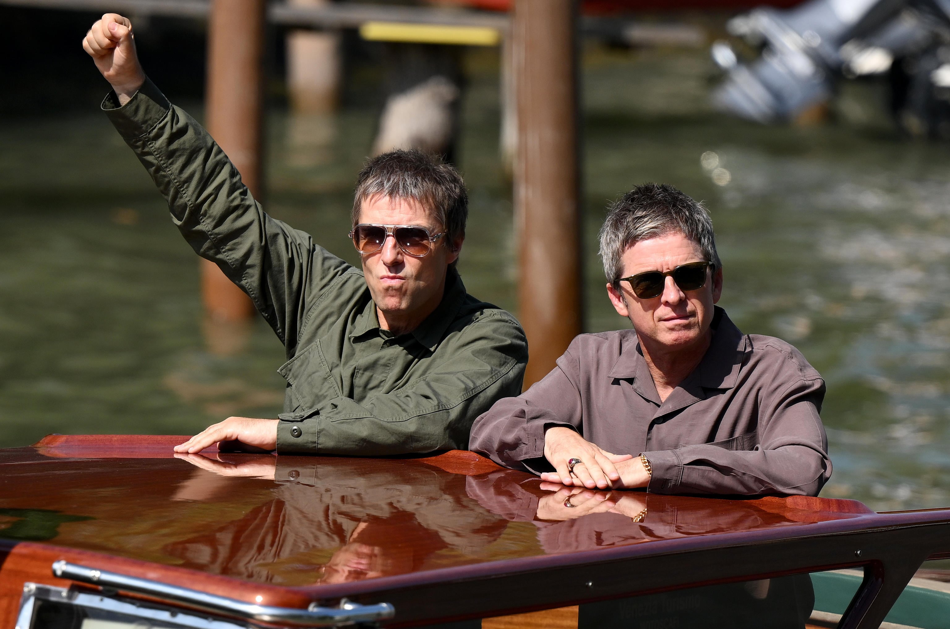 Liam y Noel Gallagher se reencuentran en Venecia antes del estreno de su documental