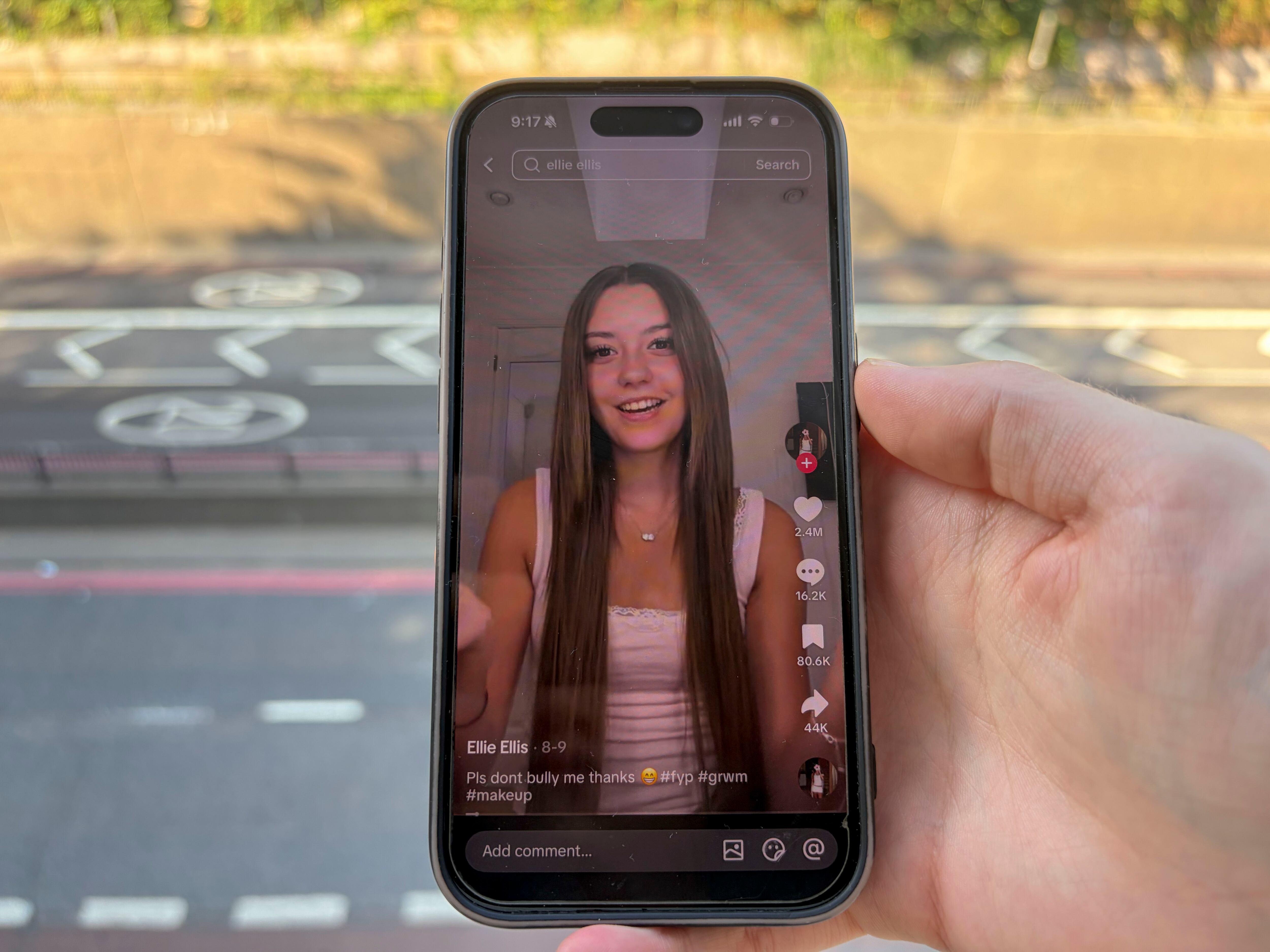 Ellie Ellis: La adolescente británica que conquista TikTok con 800 mil seguidores