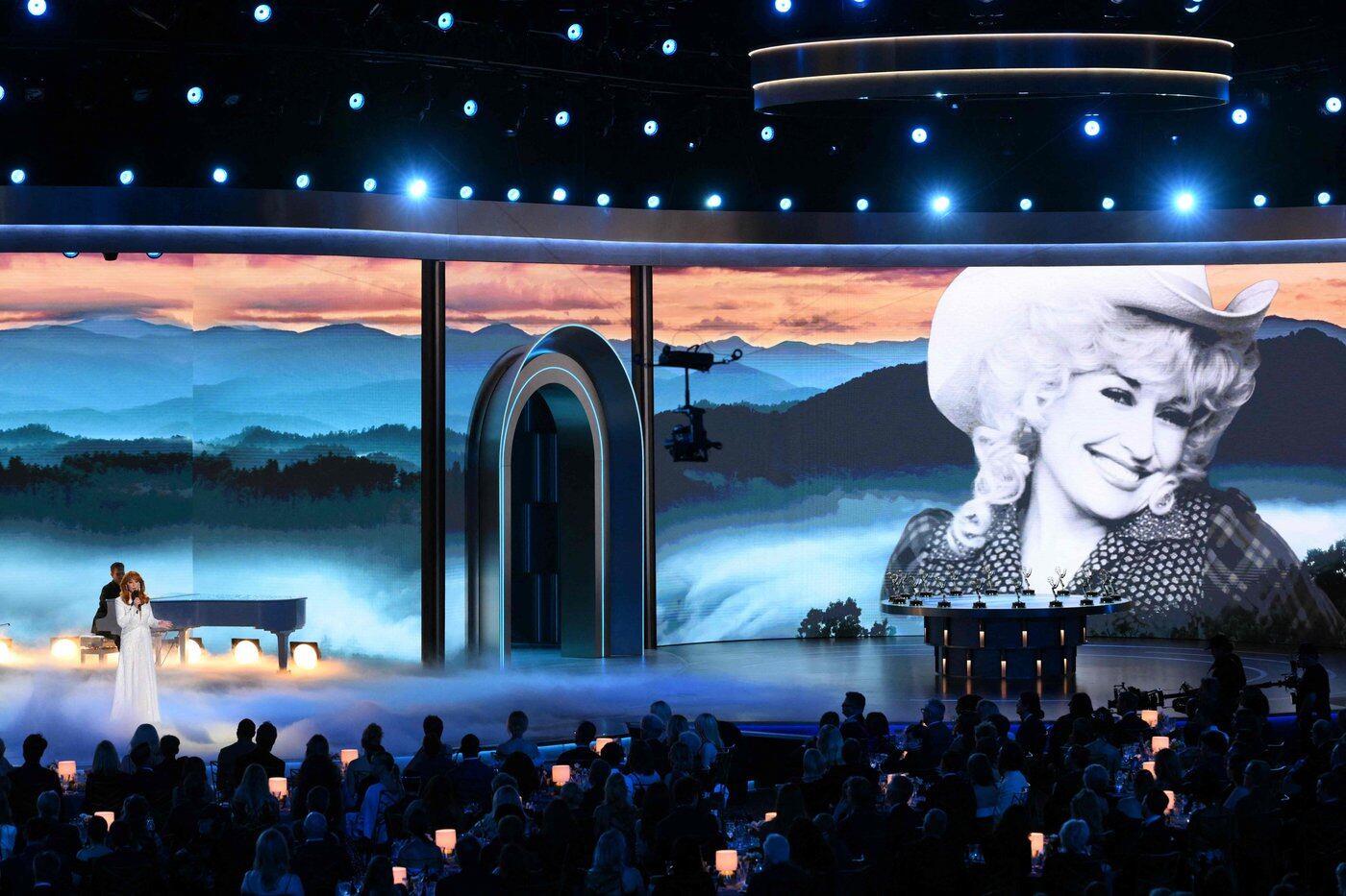 Emmy 2026 rinde homenaje póstumo a Dolly Parton, Catherine O'Hara y Rob Reiner