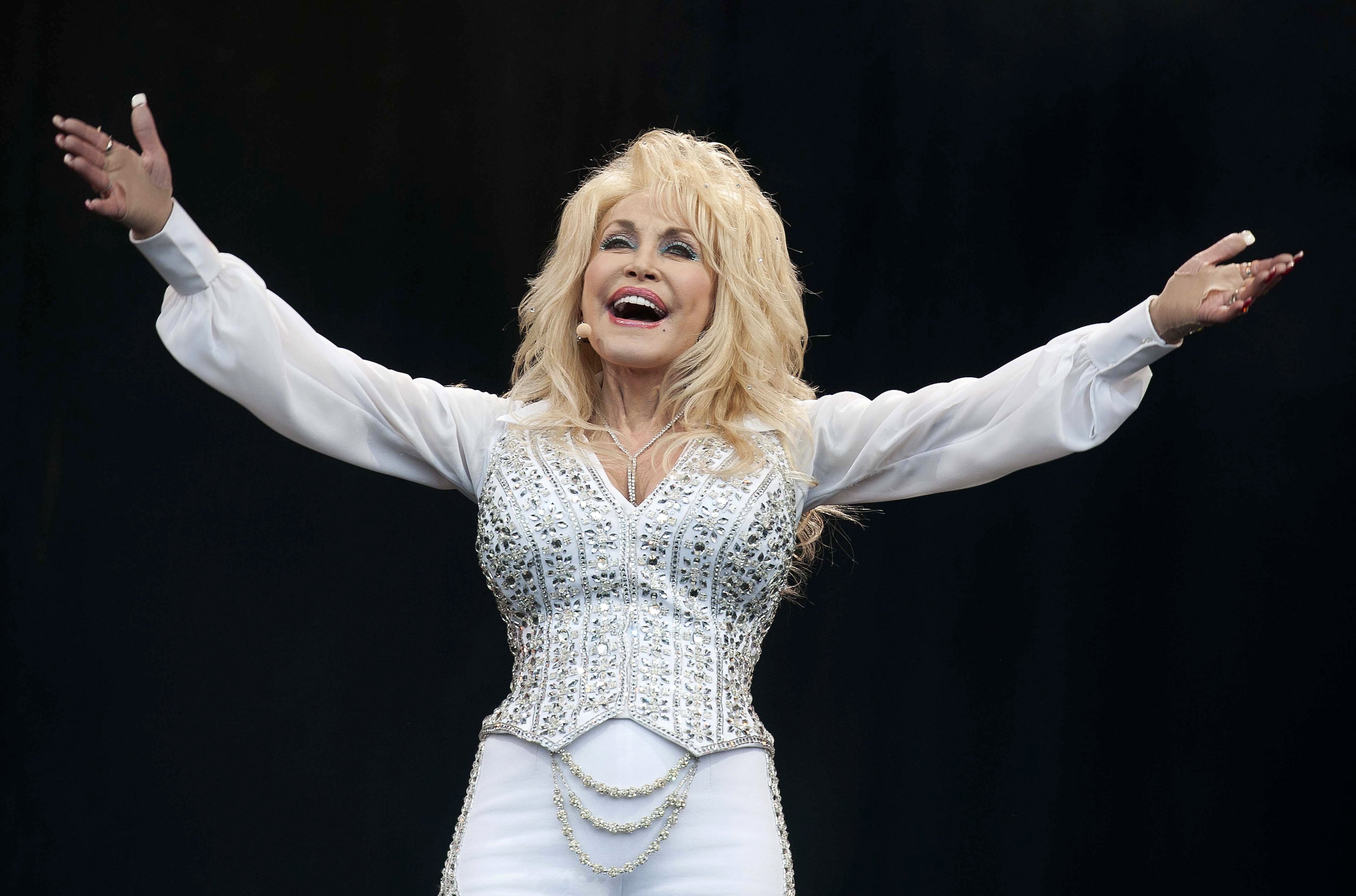 Dolly Parton se recupera y explora el futuro con avatares digitales